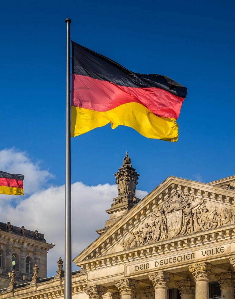 Stare budynki i flaga Niemiec