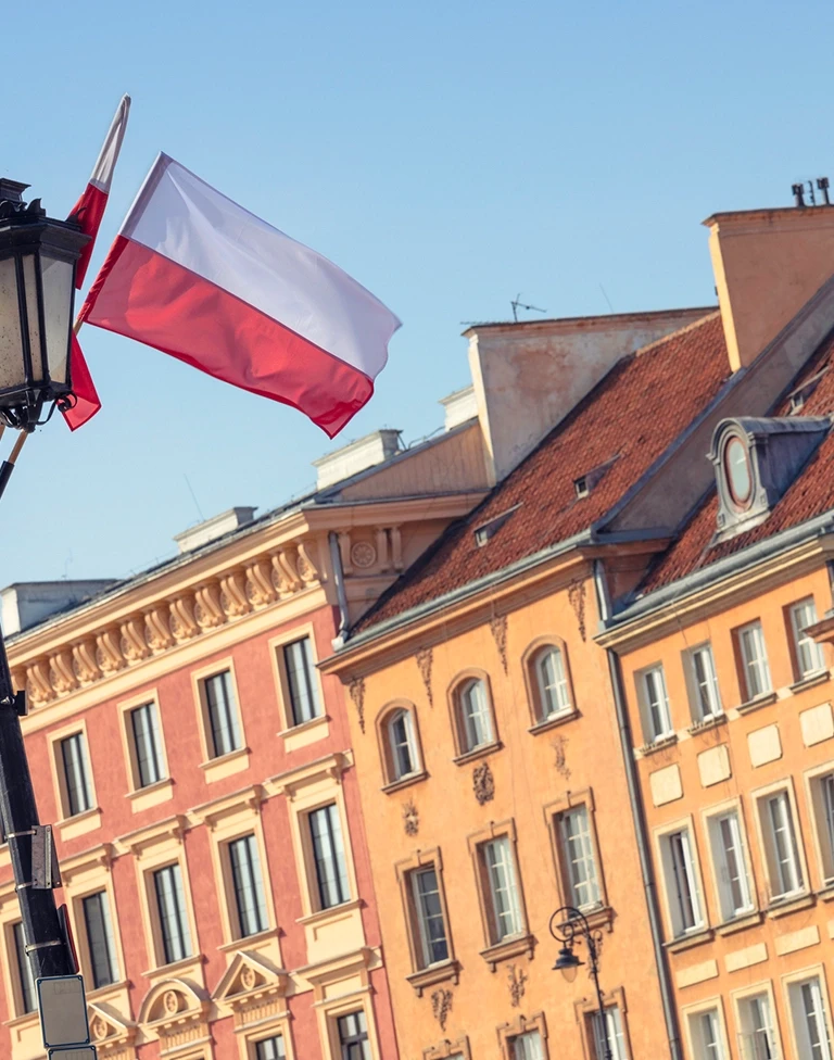 Flaga polski i stare budynki